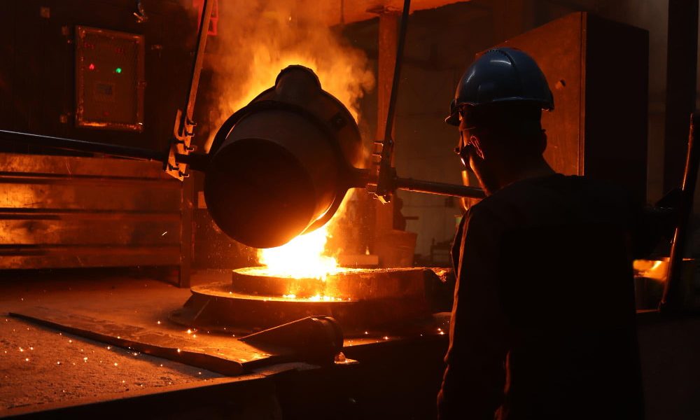 Como funciona o processo de forjamento a quente em metalúrgicas?