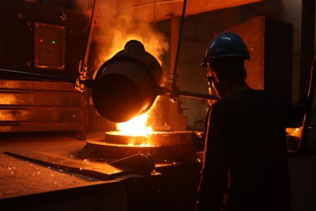 Como funciona o processo de forjamento a quente em metalúrgicas?